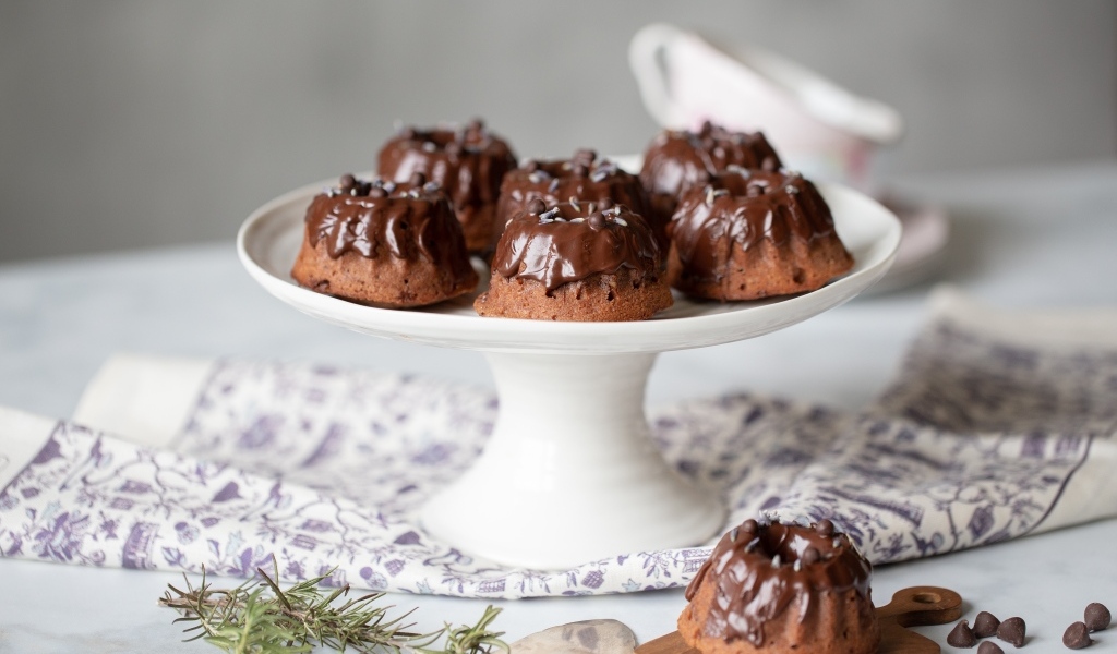 Маффины с шоколадной глазурью на столе