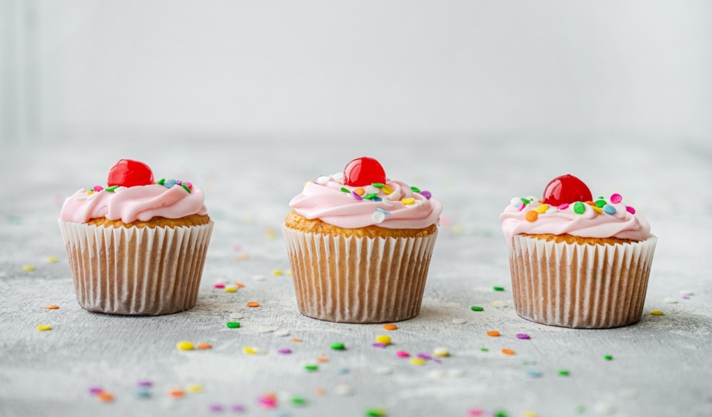 Маффины с кремом и вишней на столе