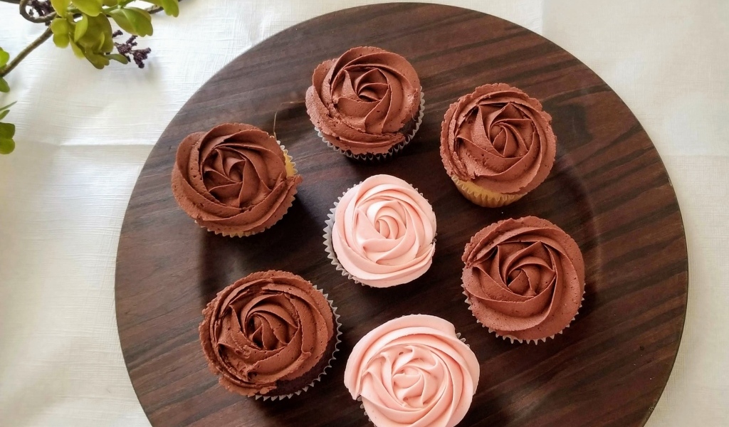 Маффины с розовым и шоколадным кремом