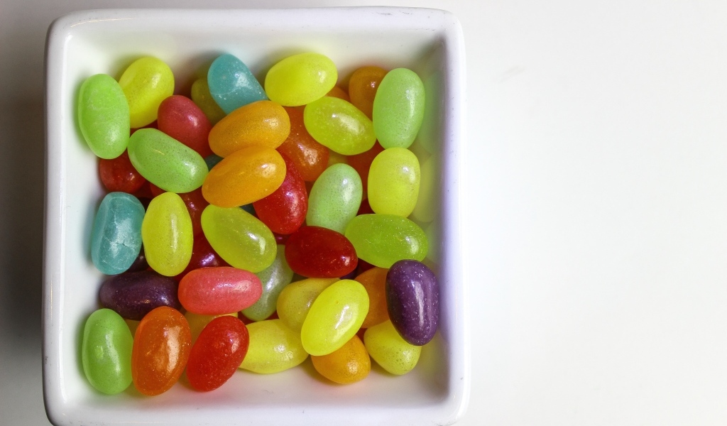 Разноцветные сладкие конфеты в тарелке