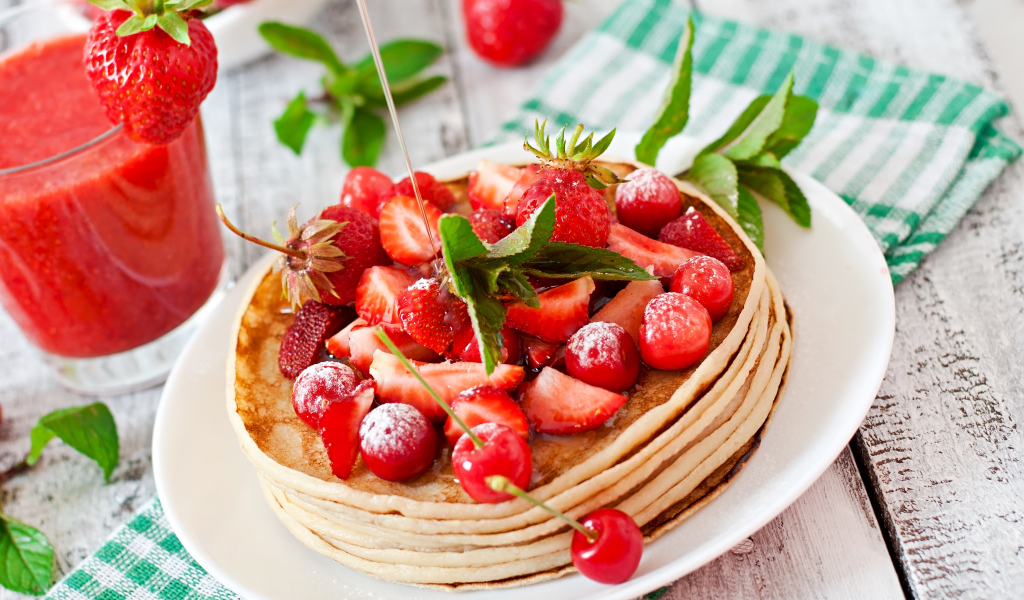 Блинчики с ягодами и клубничным смузи