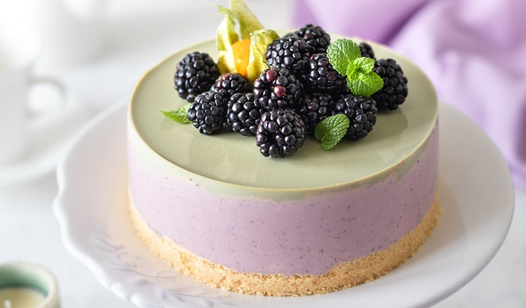 Пирог с муссом и ягодами черники