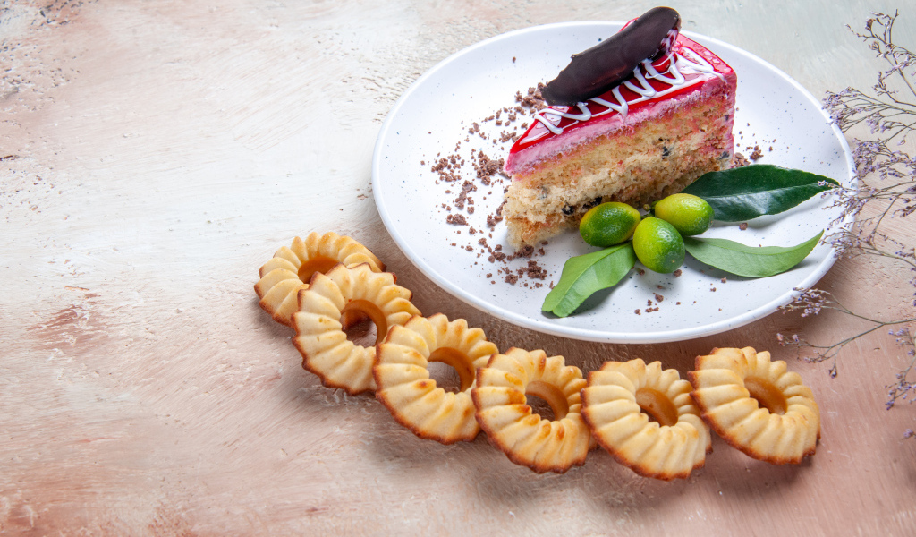 Кусок торта на столе с песочным печеньем