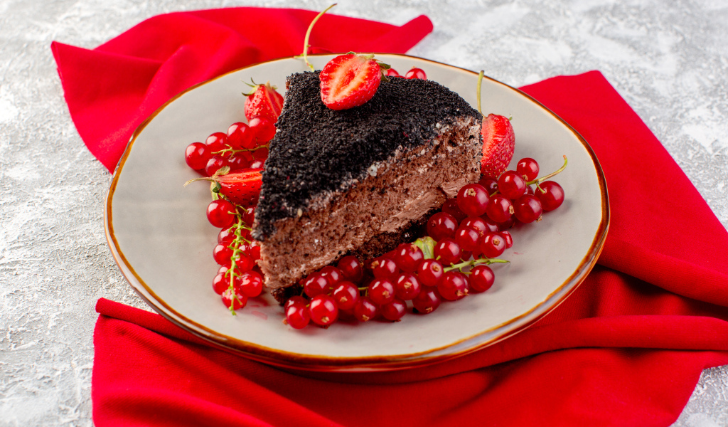 Кусок торта с красной смородиной и клубникой