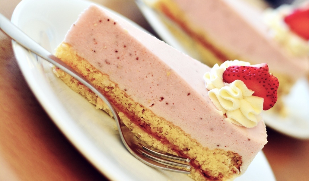 Кусок клубничного торта на тарелке