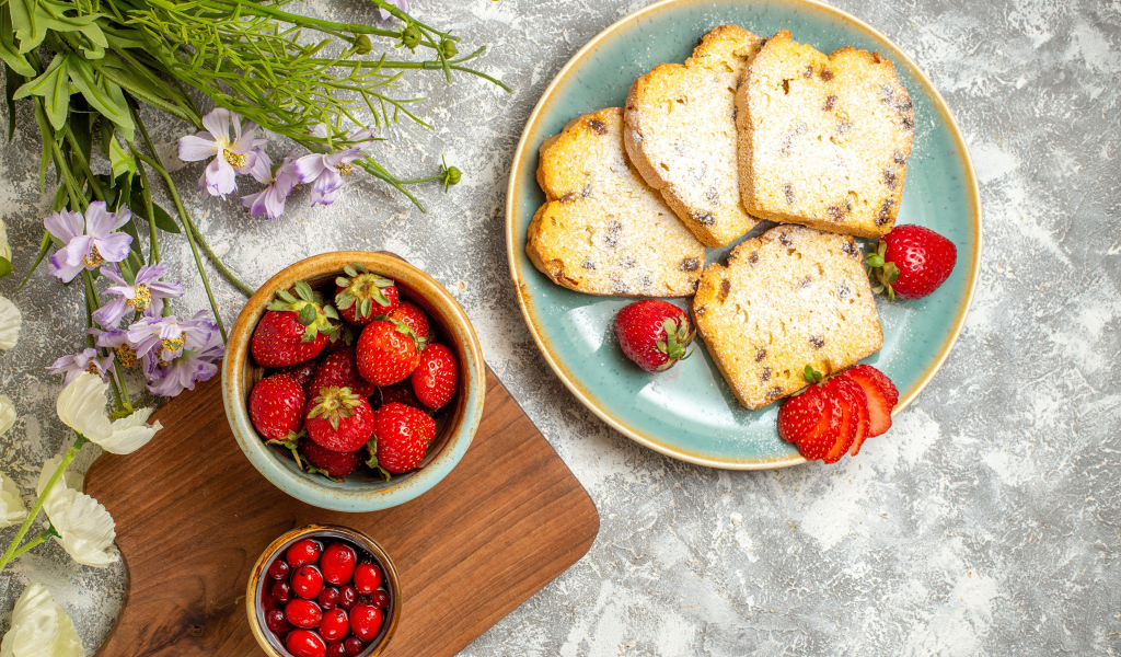 Кусочки кекса с изюмом на столе с ягода клубники