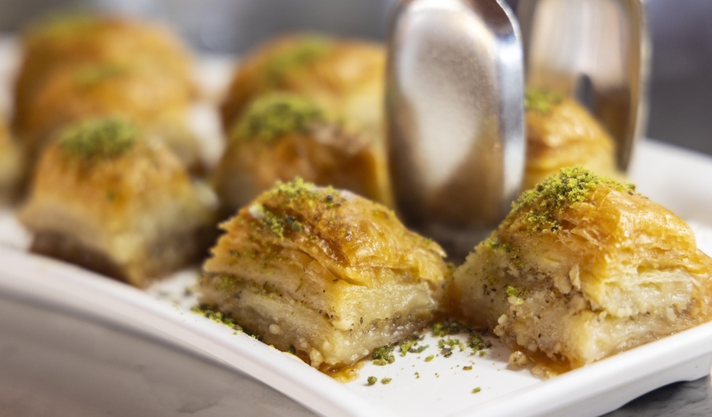 Кусочки сладкой медовой пахлавы