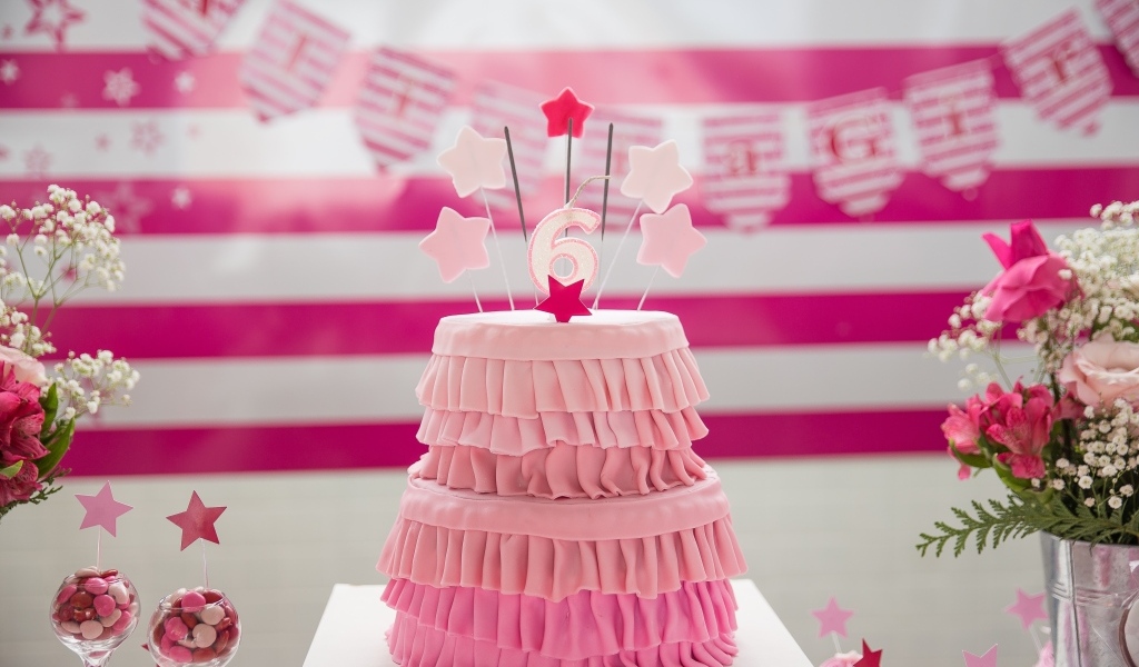 Розовый торт для девочки на день рождения