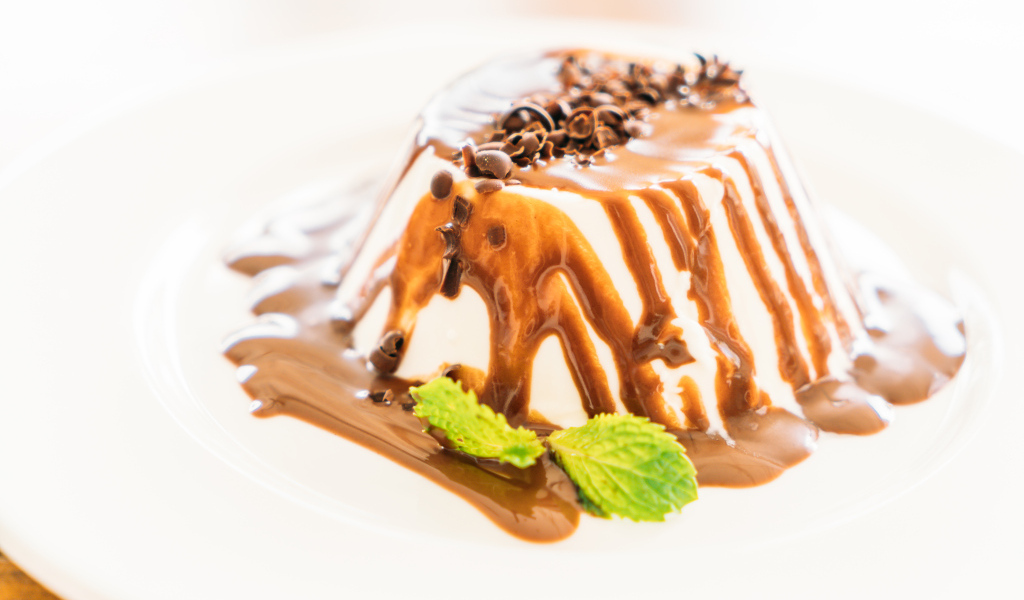 Пудинг с шоколадом на белом фоне