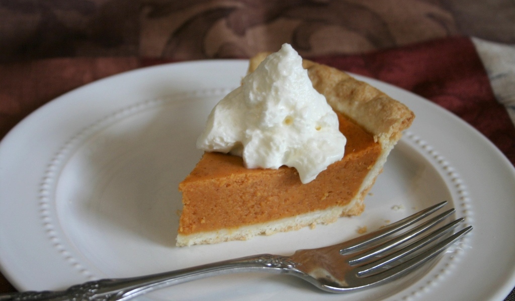 Тыквенный пирог со сливками на тарелке