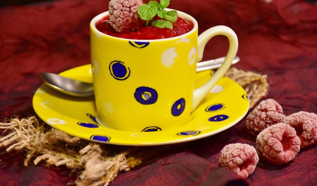 Малиновый сорбет с ягодами на столе в чашке