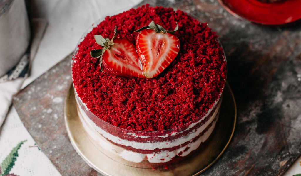 Торт красный бархат с ягодами клубники