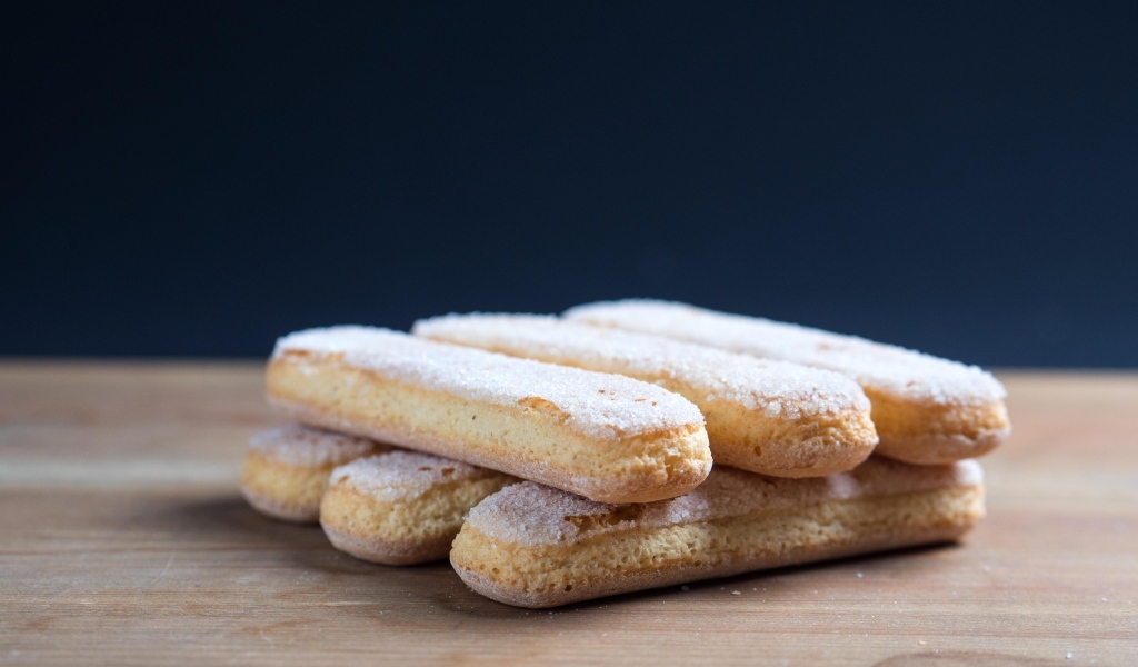 Печенье савоярди на деревянном столе