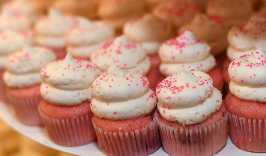 Маленькие розовые кексы с кремом