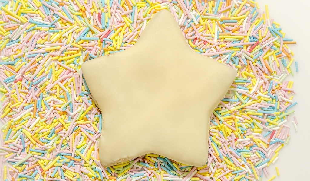 Имбирный пряник в форме звезды с сахарной посыпкой