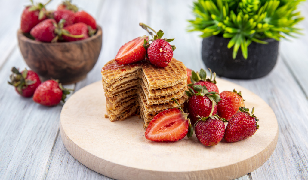 Сладкие хрустящие вафли с ягодами клубники