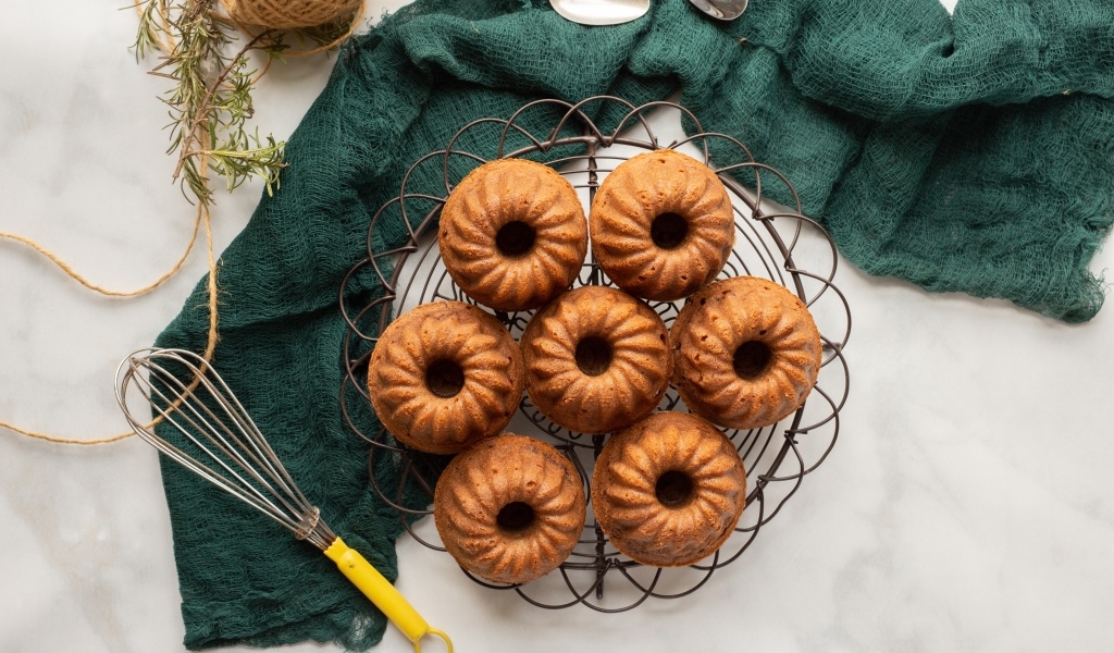 Сладкие вкусные кексы на столе с тканью