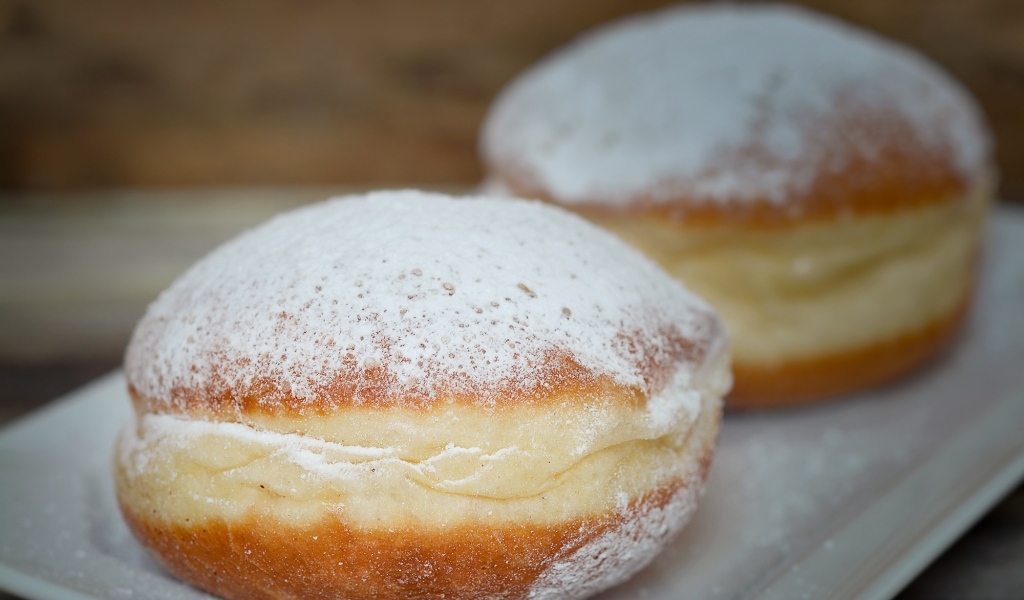 Сладкие пончики с сахарной пудрой