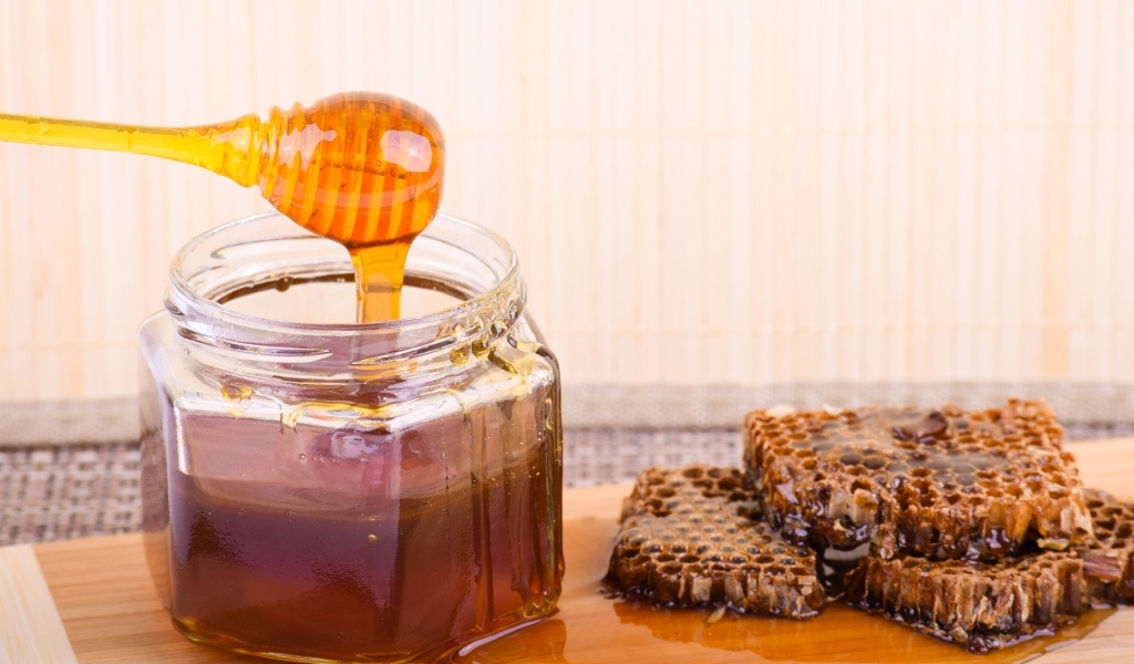 Сладкий мед и соты на столе