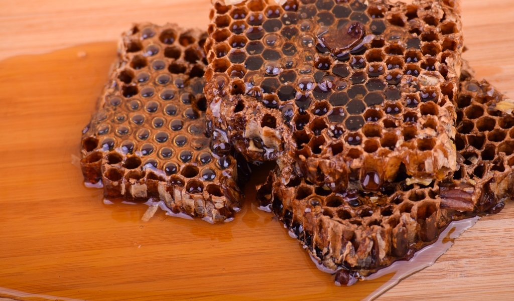 Сладкие медовые соты на столе