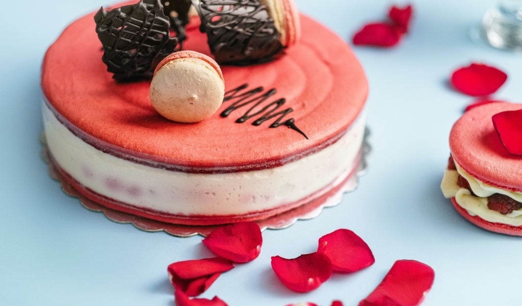 Сладкий торт мусс украшен макарунами