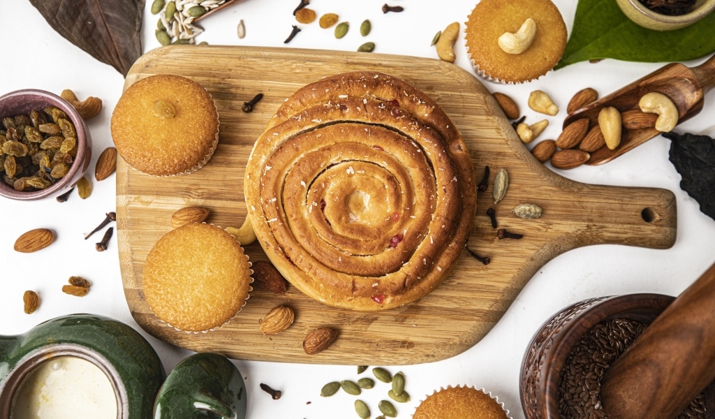 Сладкая выпечка на разделочной доске на столе