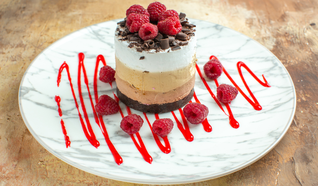 Торт три шоколада с ягодами малины