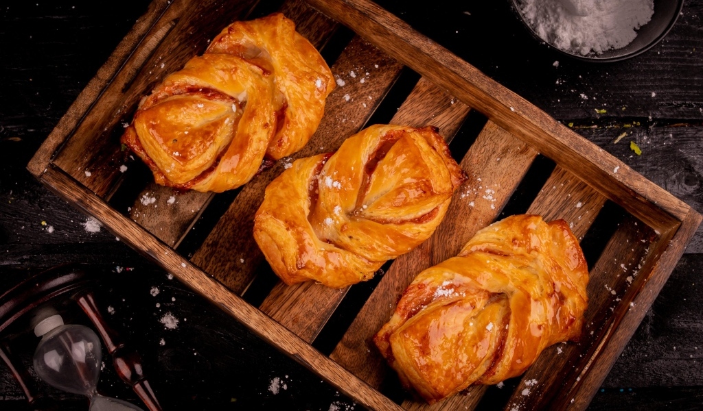 Три аппетитные свежие булочки на столе