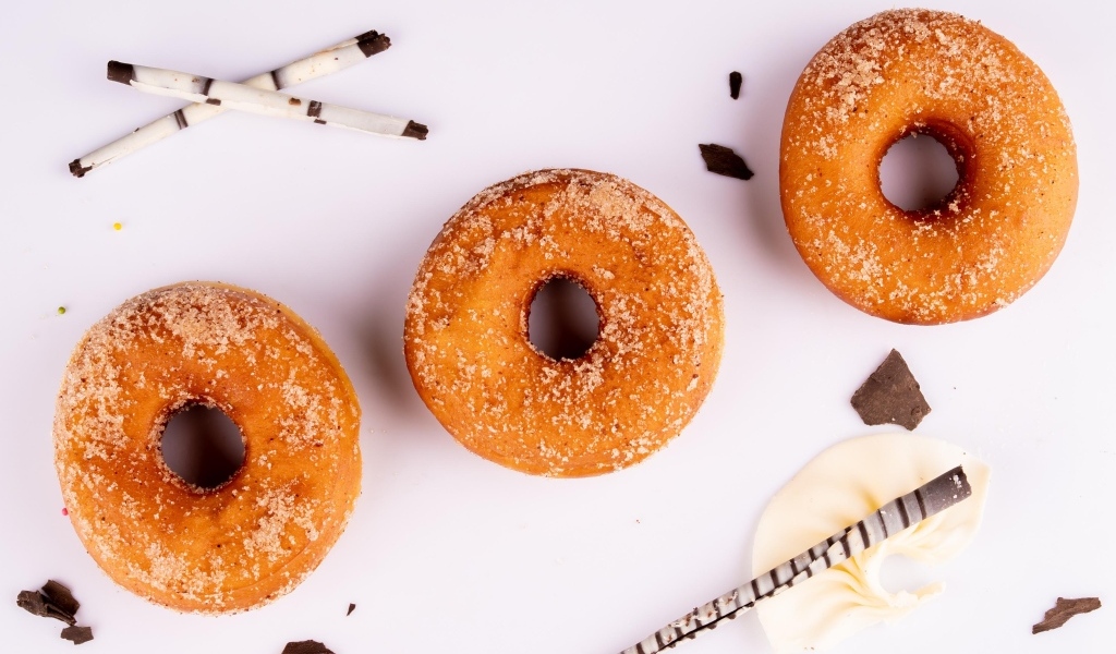 Три доната на белом фоне