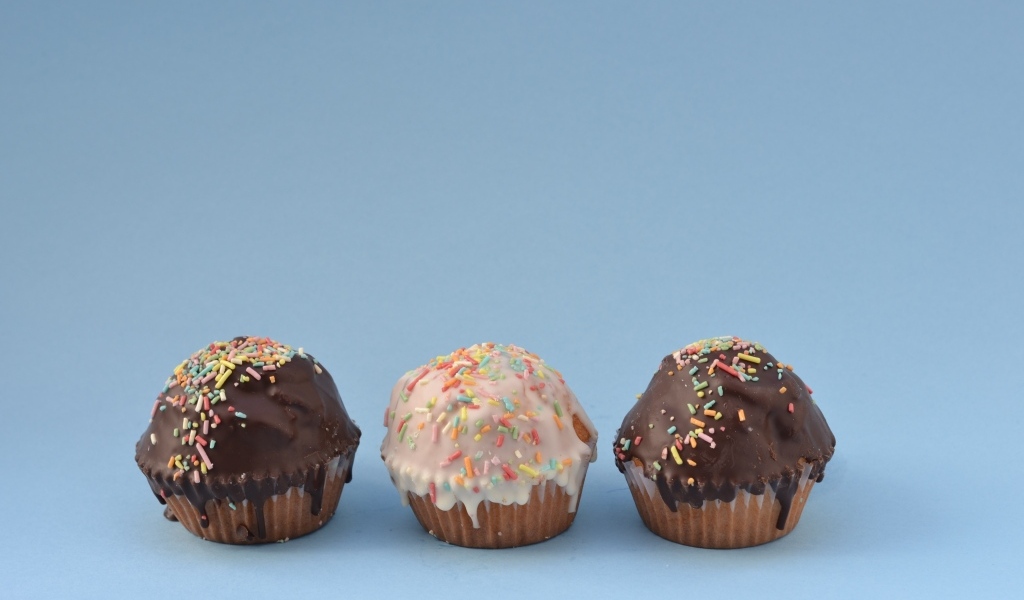 Три маффина на голубом фоне