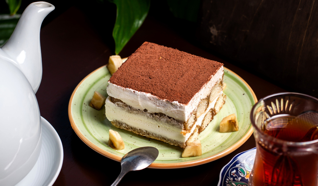 Торт Тирамису на столе с чаем