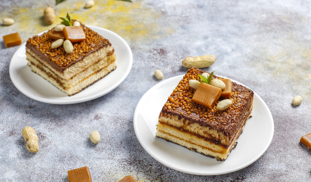 Два куска карамельного торта с ирисками