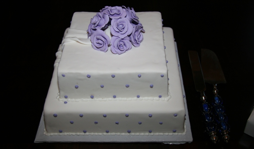 Свадебный торт с мастикой на черном фоне