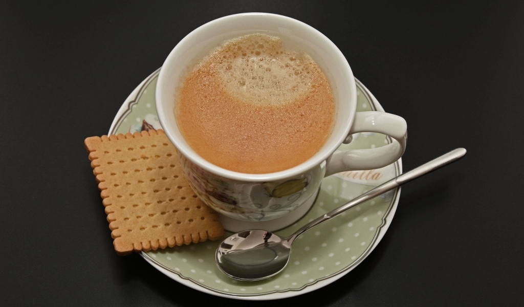 Чашка кофе с печеньем на блюдце