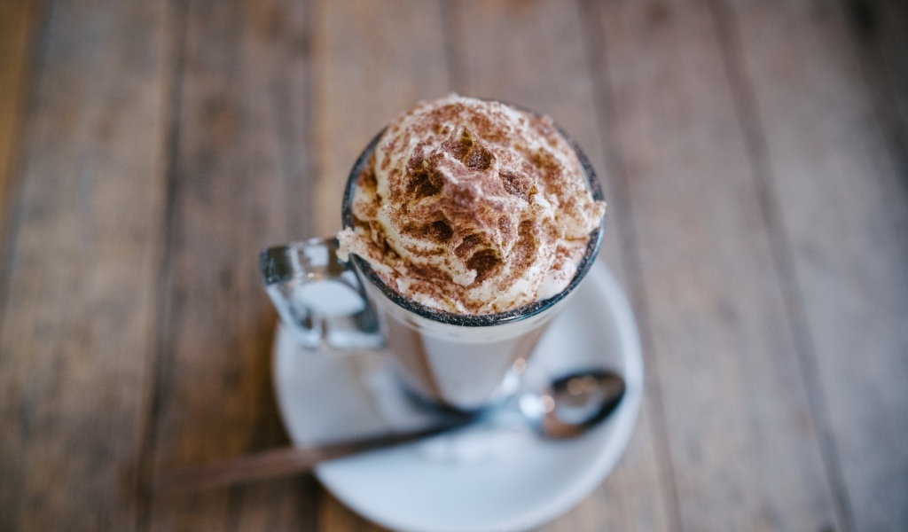 Чашка горячего шоколада со взбитыми сливками