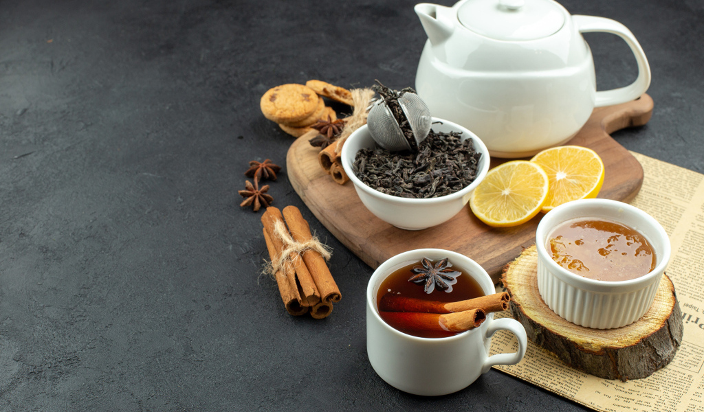 Вкусный чай на столе с лимоном и пряностями