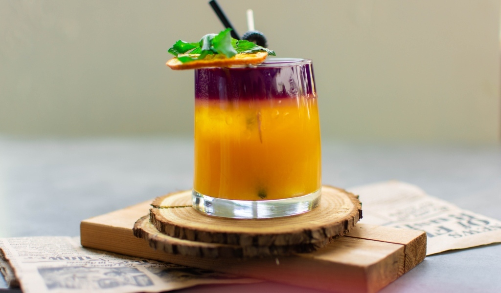 Стакан напитка на деревянной подставке