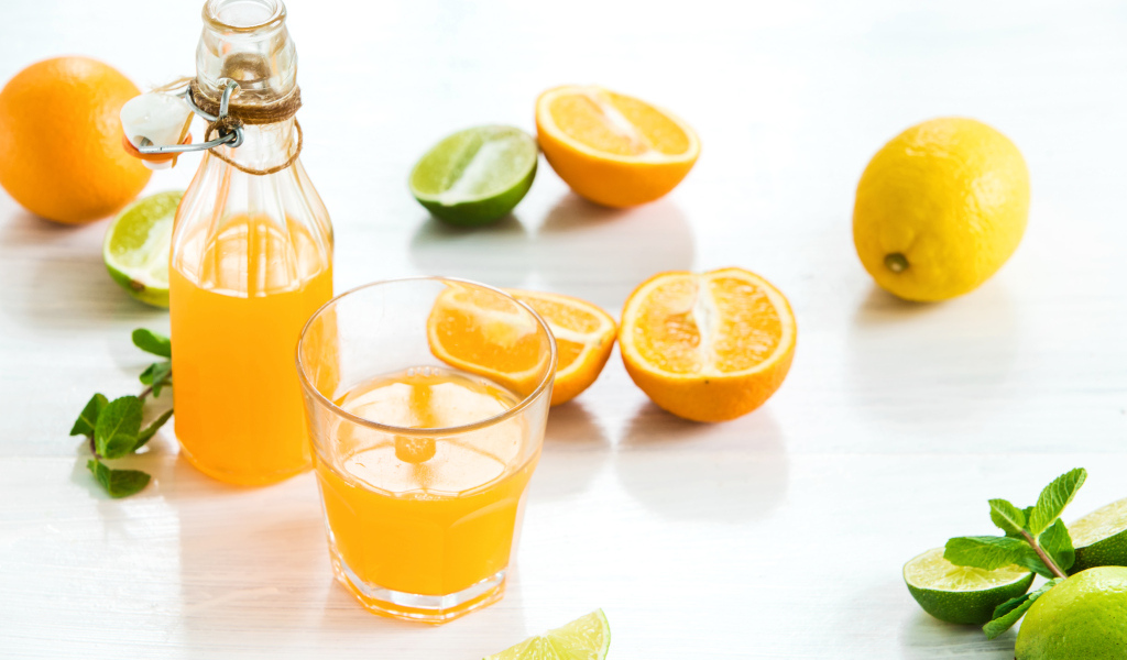 Апельсиновый сок на столе с фруктами