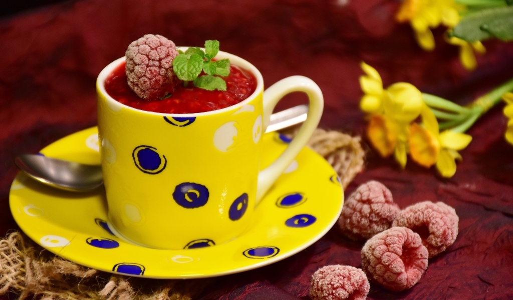 Малиновый сорбет в желтой чашке