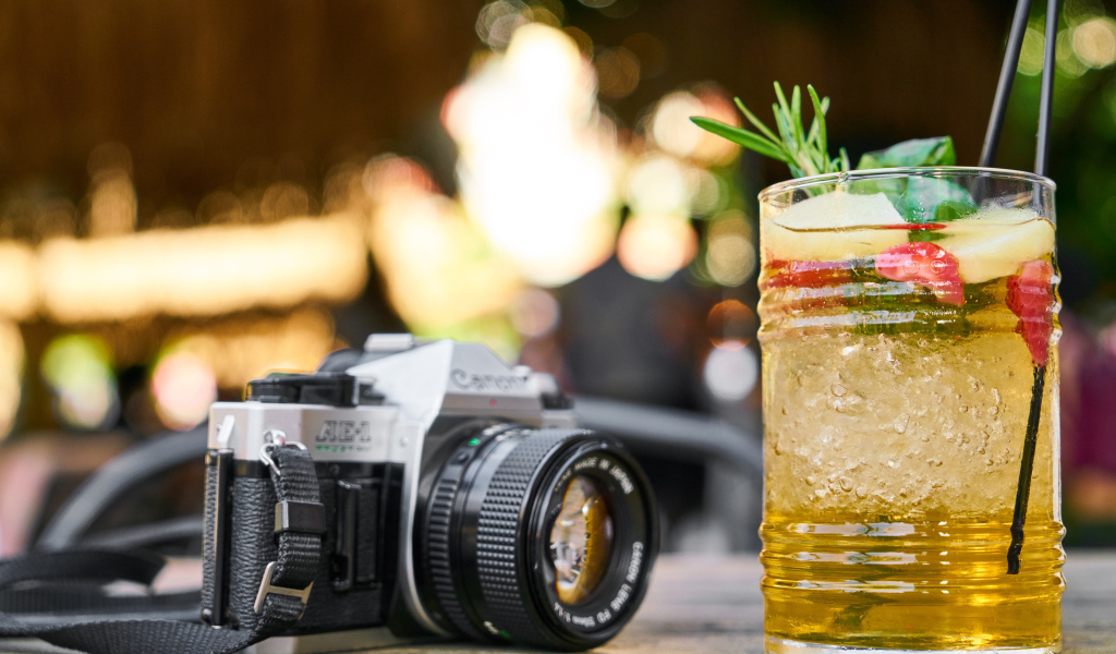 Ретро фотоаппарат с коктейлем на столе