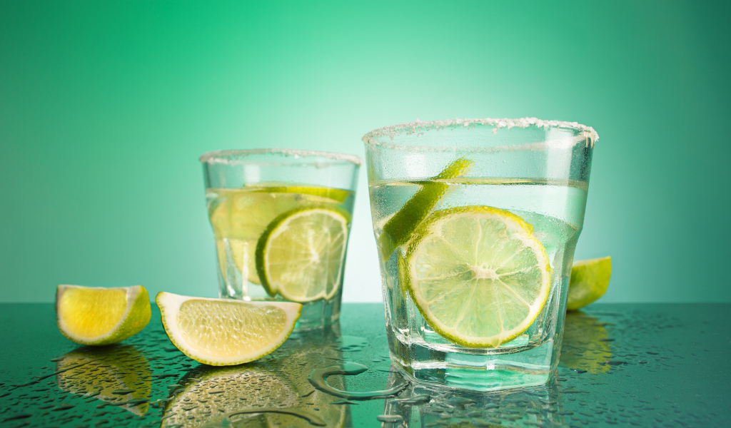 Два стакана коктейля с кусочками лайма