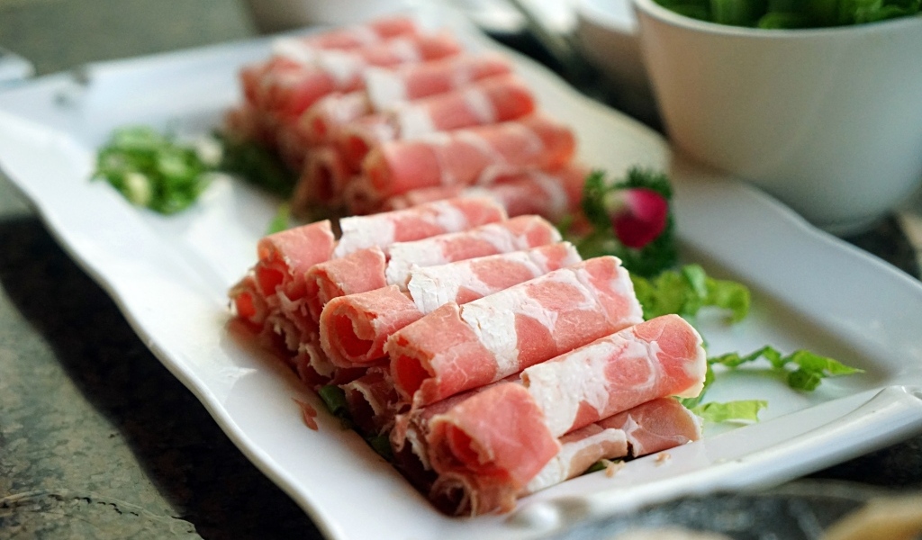 Рулетики из бекона на столе