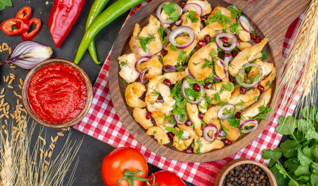 Запеченная курица со специями и соусом на столе