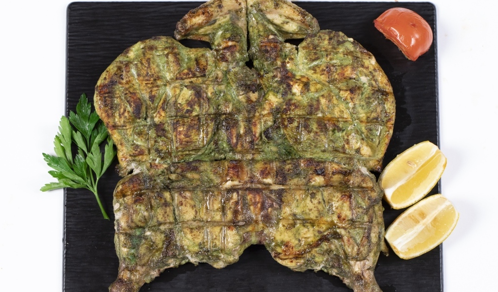 Цыпленок табака на тарелке