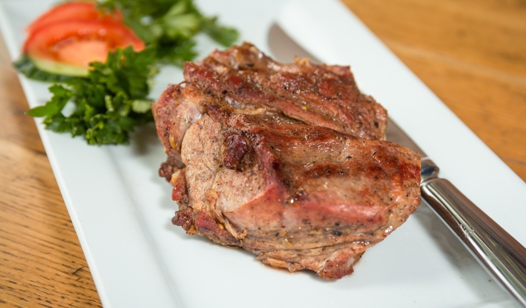Жареное мясо на белой тарелке