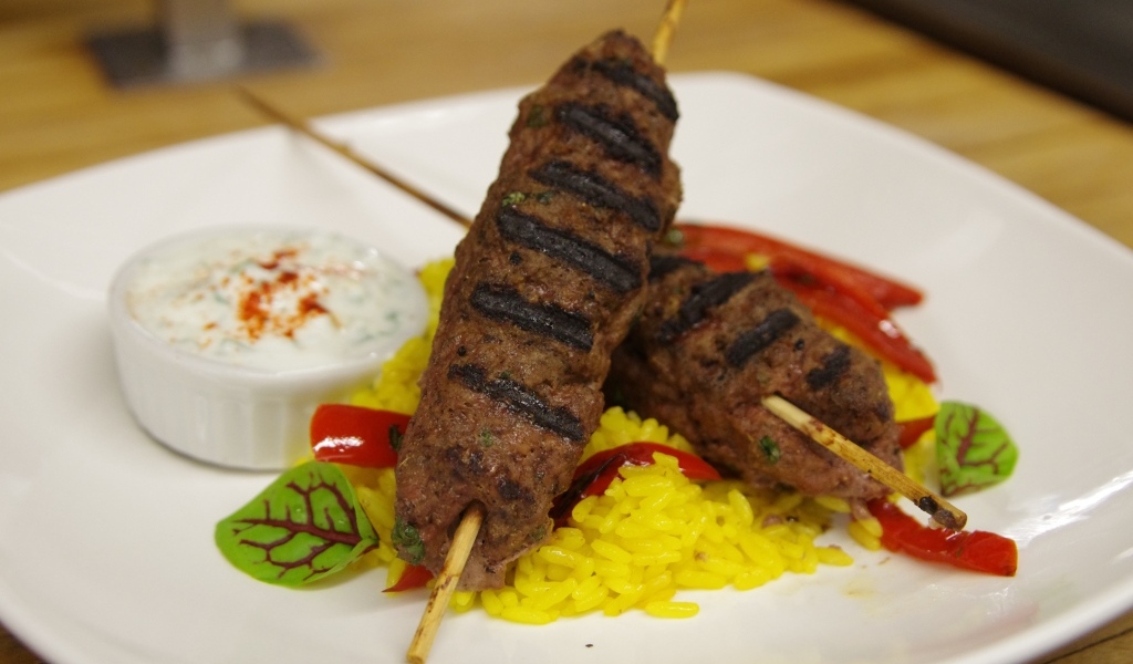 Люля кебаб на тарелке с рисом