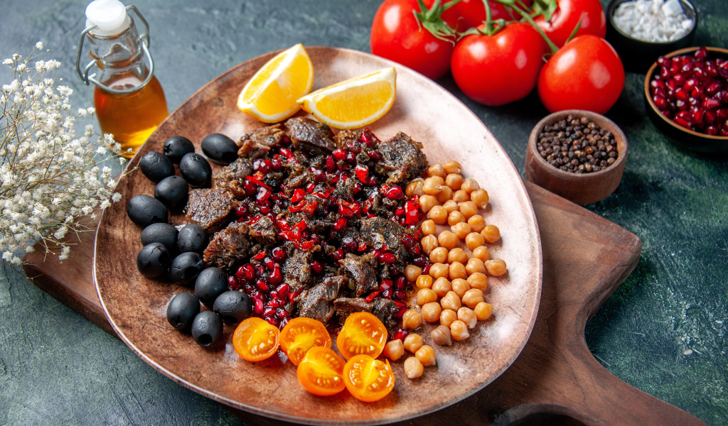 Мясо с овощами на тарелке