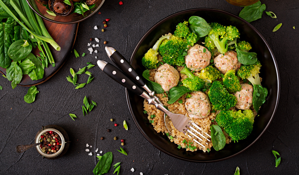 Фрикадельки в сковороде с кашей и брокколи