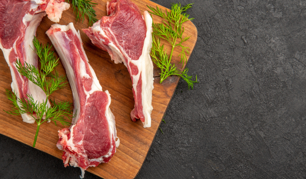 Свиные ребра на разделочной доске с укропом