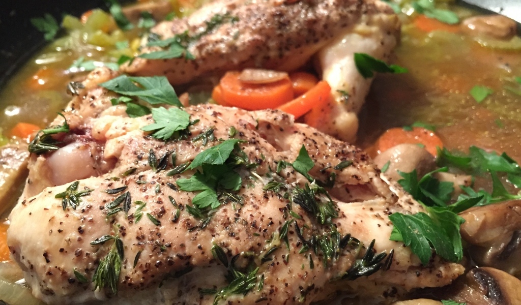 Тушеная курица с овощами и зеленью